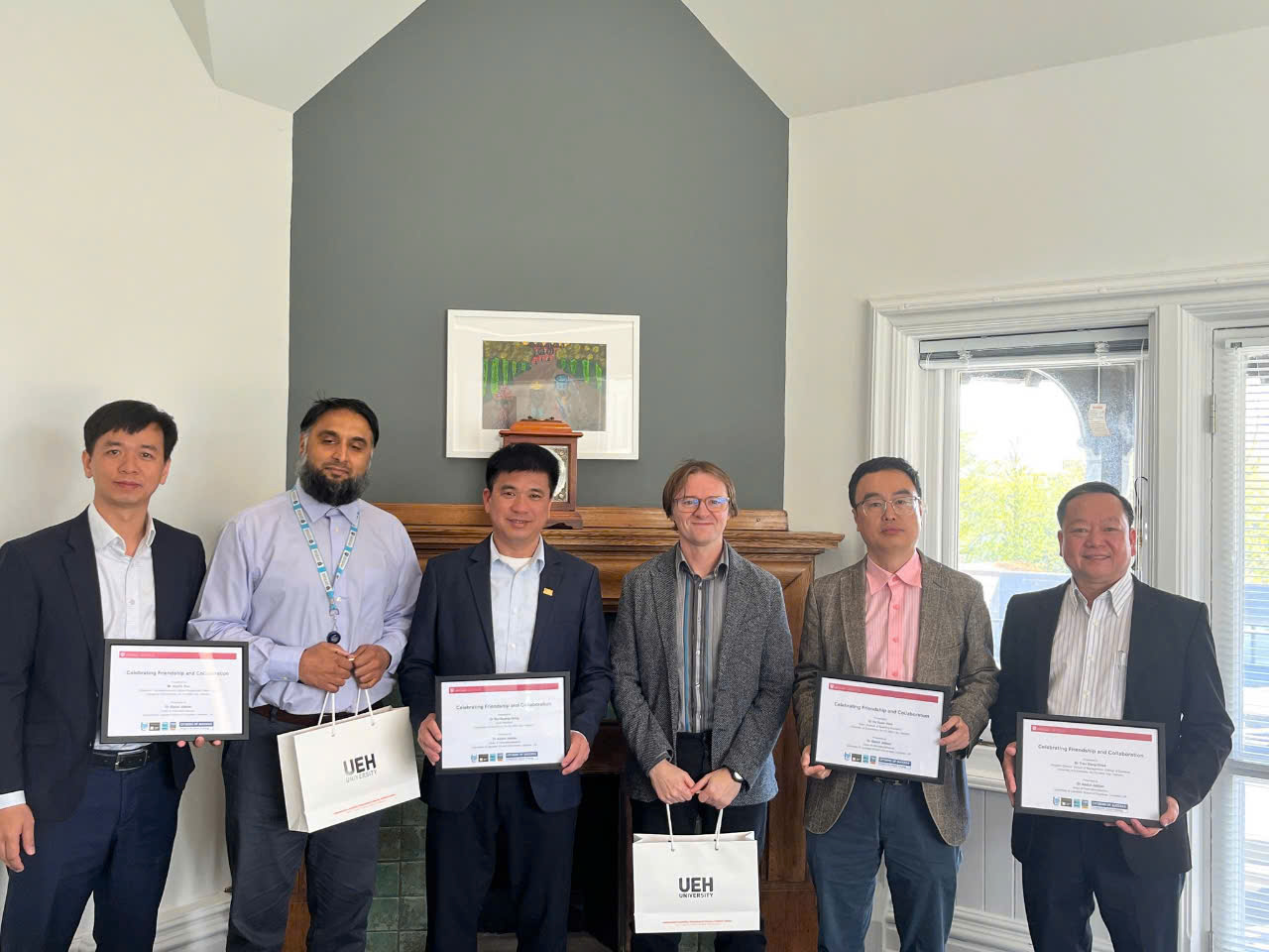 Đại diện đại học Kinh tế Thành phố Hồ Chí Minh và Đại học Leicester ký kết hợp tác